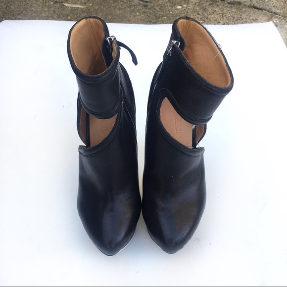 ❤️SOLD❤️L.A.M.B Black Leather Stiletto Heels 5’ - Picture 4 of 8